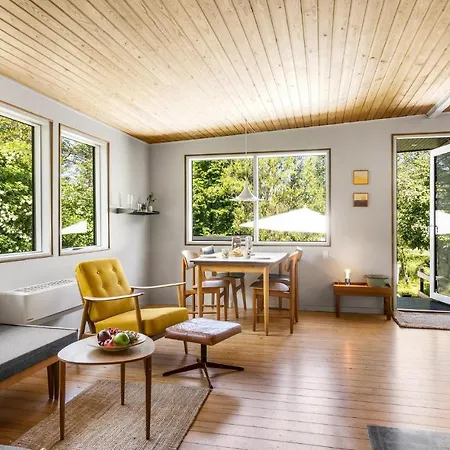 2 Bedroom Cozy In Стеге